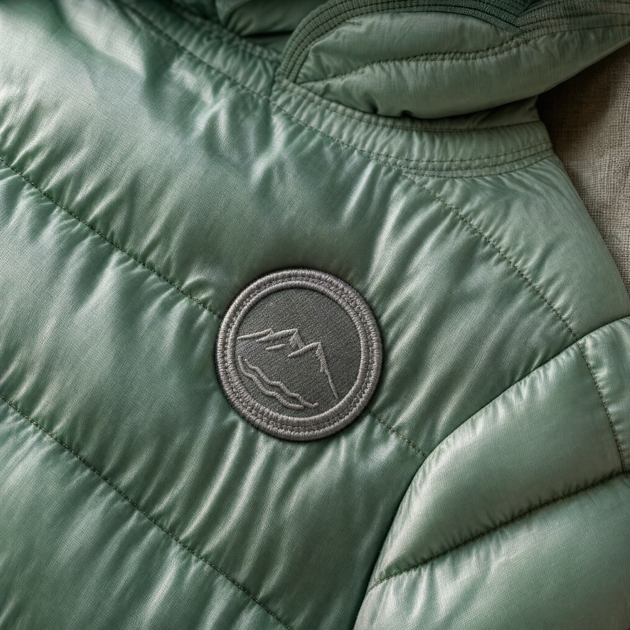 hooded-down-jacket-green-colmar detail